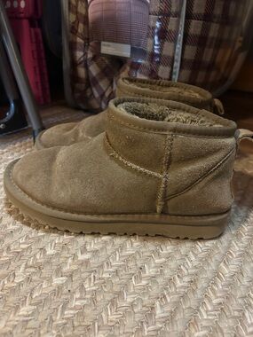 UGG Women's Short Suede Winter Boots in Chestnut Brown